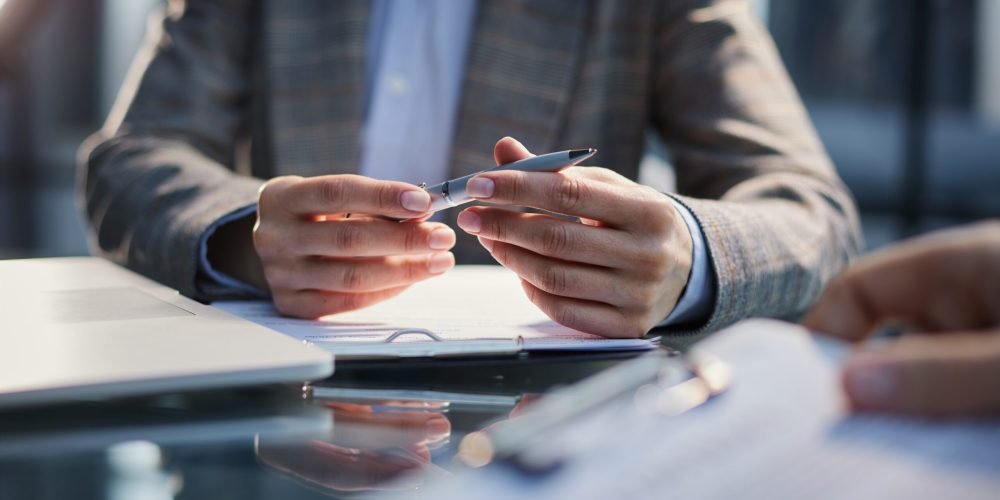 Close,Up,Business,Man,Signing,Contract,Making,Deal,,Classic,Business.